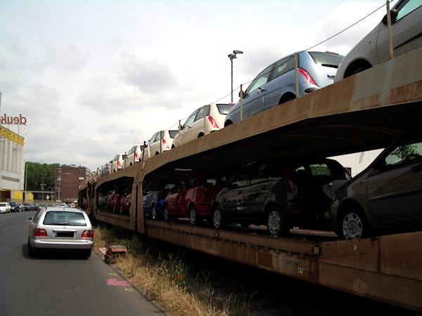 KFZ-Transportschaden an einem Neufahrzeug zur Begutachtung in Düsseldorf