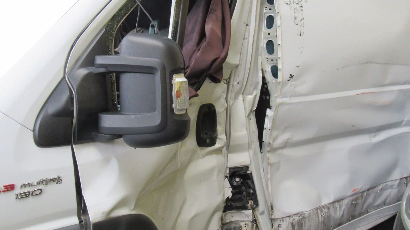 Seitenschaden am weißen Transporter